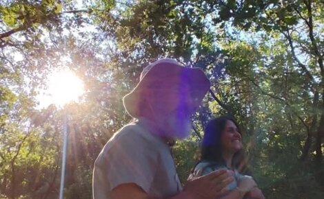 Tiziana Castellano e Vito Pascazio durante un percorso terapeutico in foresta