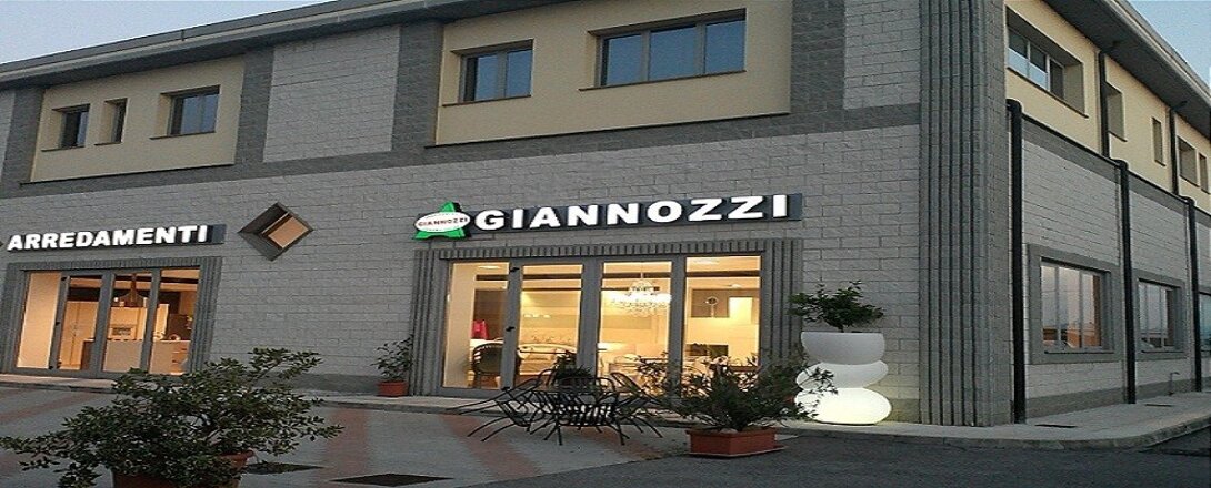 1 esterno negozio foto home page.jpeg