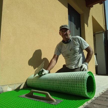 Posa in opera Green Pro Kerakoll in esterno. Tappetino con sistema impermeabilizzante antifrattura.