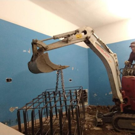 Scavi a sezione obbligata per sottomurazione con fondazione continua in casa priva di fondazioni.