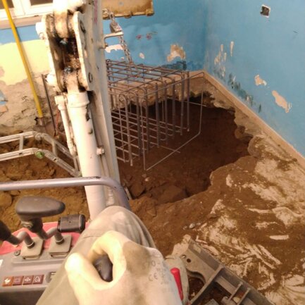 Scavi a sezione obbligata per sottomurazione con fondazione continua in casa priva di fondazioni.