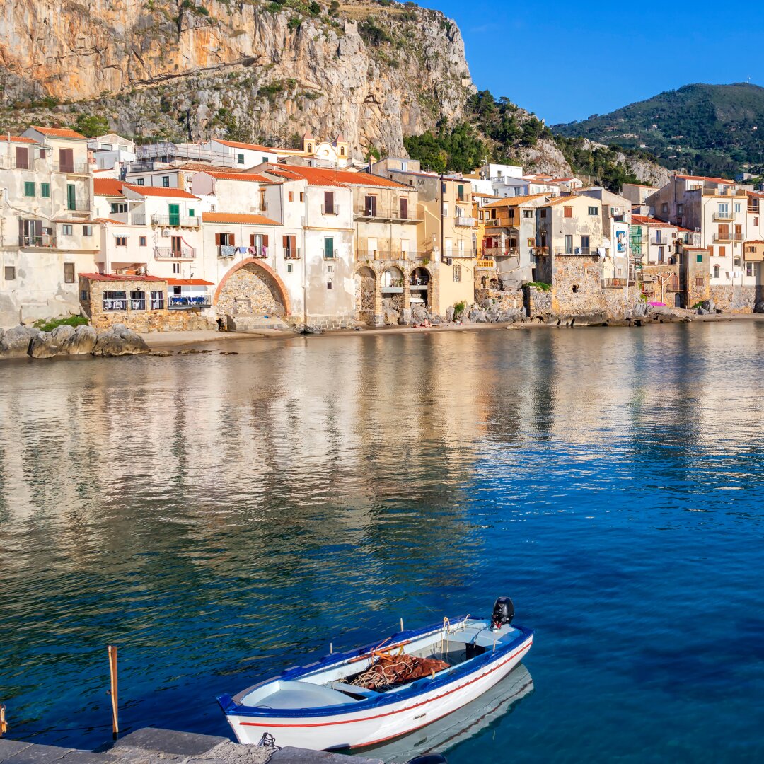 "Scopri il Fascino Nascosto di Cefal&ugrave;: Il Borgo Siciliano Incantato"
