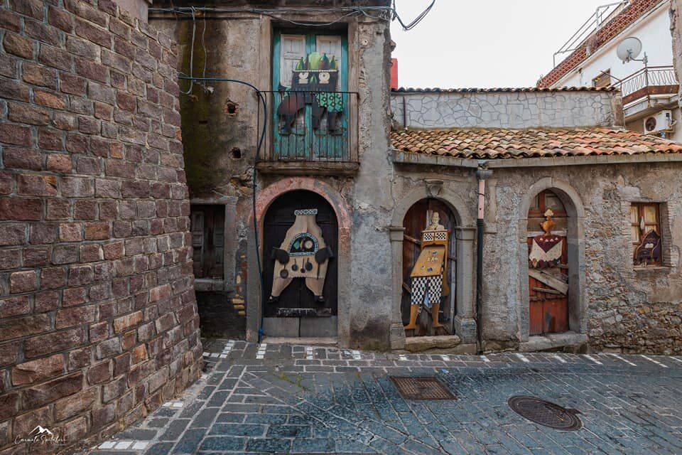 Graniti: il borgo siciliano che &egrave; diventato una galleria d&rsquo;arte a cielo aperto