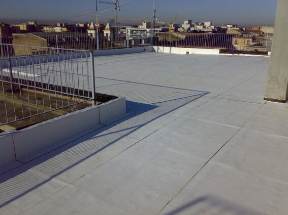 TETTO RIFLETTENTE COOL ROOF CON SISTEMA DERBIGUM BRITE NT APPLICATO A FREDDO