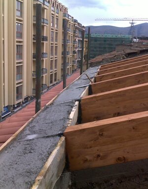 REALIZZAZIONE TETTO IN LEGNO - CONDOMINIO VIA POLLIO - CASERTA CENTRO. 