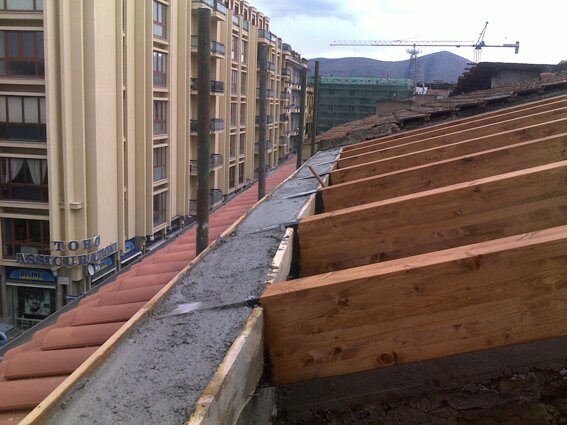 REALIZZAZIONE TETTO IN LEGNO - CONDOMINIO VIA POLLIO - CASERTA CENTRO. 