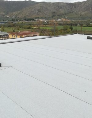 TETTO IN LEGNO COOL ROOF CON MEMBRANA IMPERMEABILE CON FINITURA BIANCA. ABITAZIONE PRIVATA. 