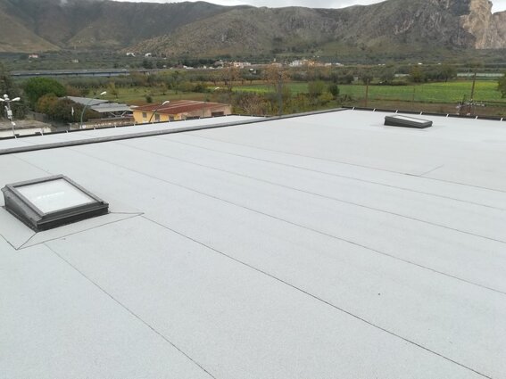 TETTO IN LEGNO COOL ROOF CON MEMBRANA IMPERMEABILE CON FINITURA BIANCA. ABITAZIONE PRIVATA. 