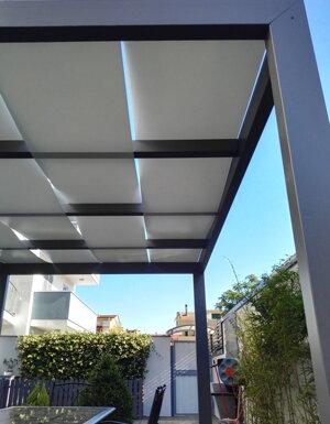 Gazebo realizzato in legno e teli in pvc - abitazione privata sita in San Prisco (CE)