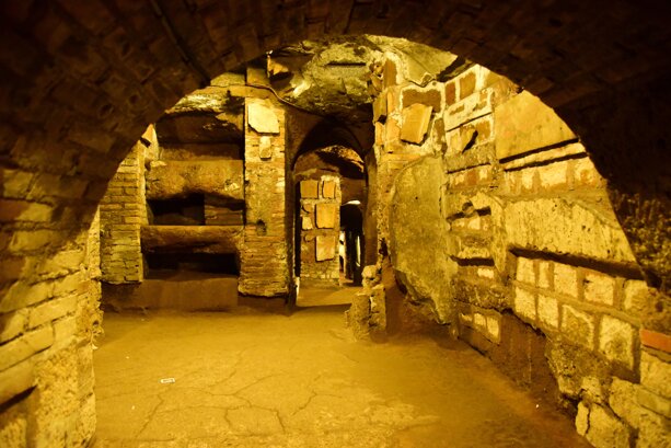 Lapide dei simboli Catacombe di San Sebastiano Roma