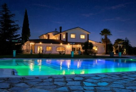 villa con piscina suggestiva di notte con illuminazione led per feste di 18 anni a Roma
