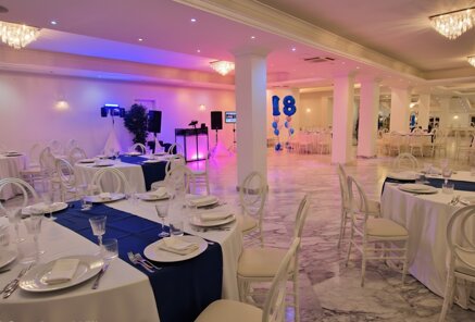tavoli e apparecchiatura in villa per feste 18 anni a Roma 