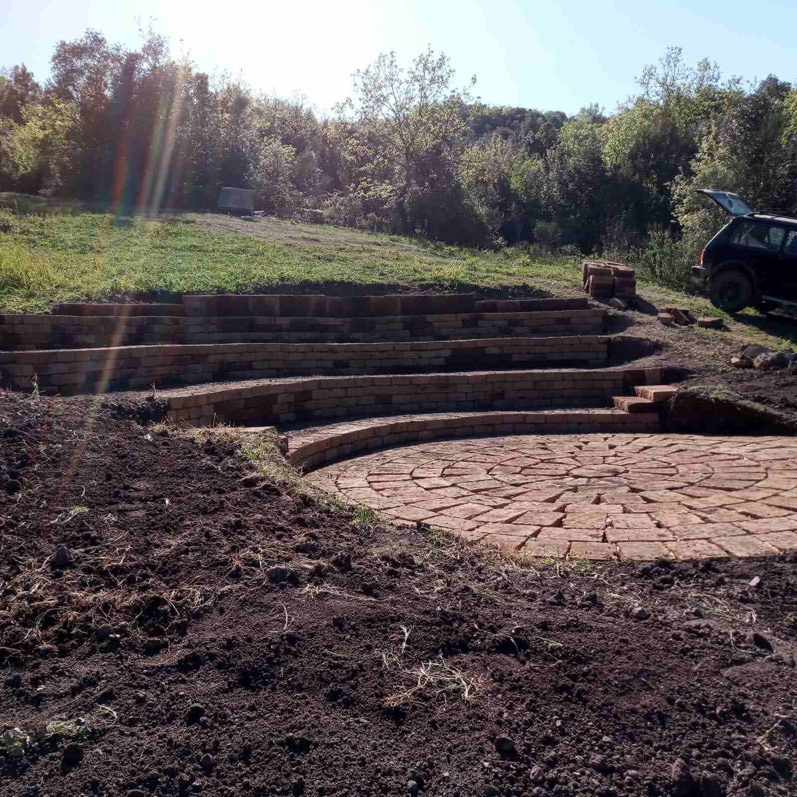 L’Arena nel Bosco: la visione di un futuro in cui arte, natura e comunità convergono in armonia. L’Arena nel Bosco: la visione di un futuro in cui arte, natura e comunità convergono in armonia.