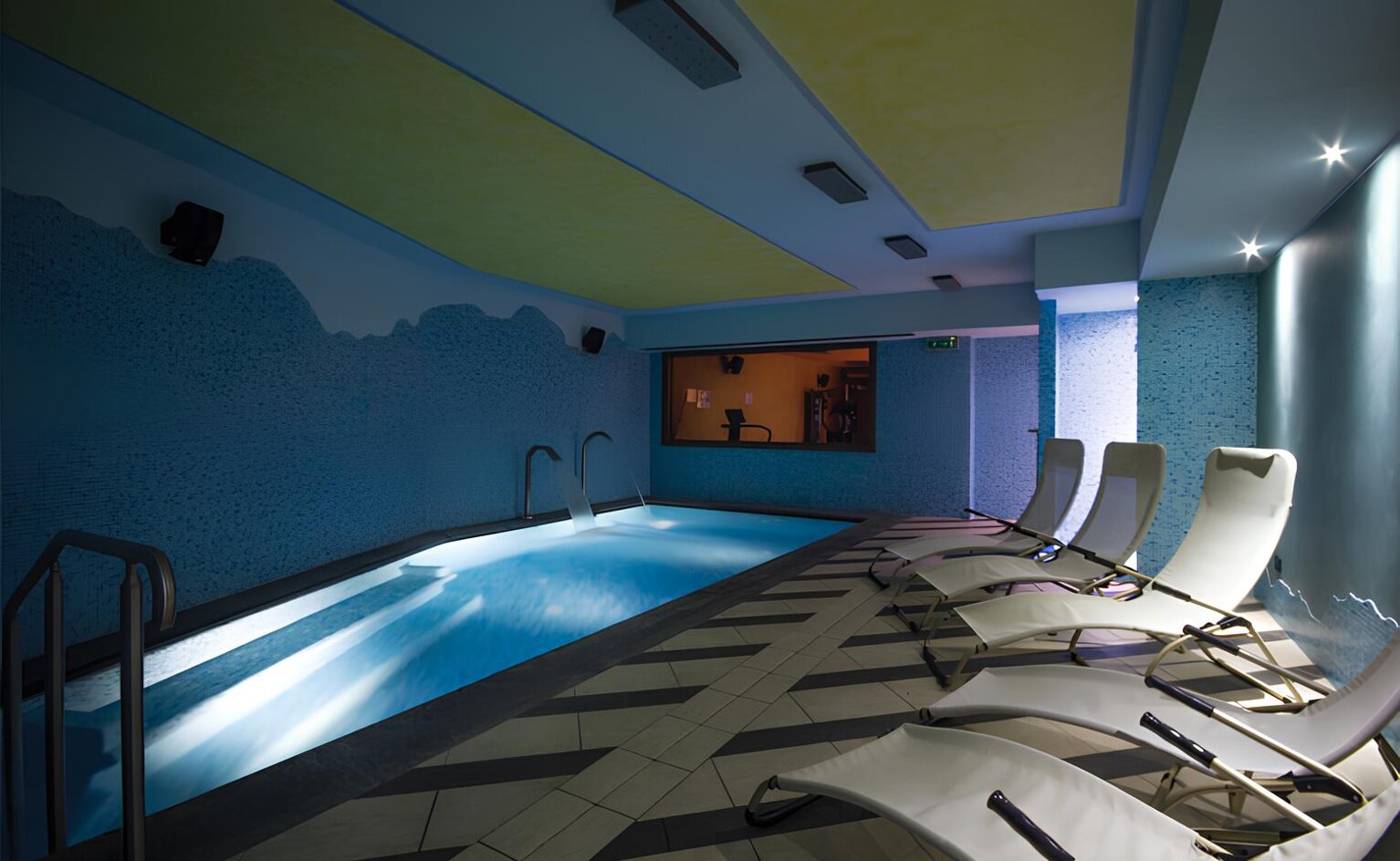 piscina.jpeg piscina.jpeg