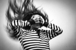 eyJpdCI6IkZpZ3VyYSBpbiBtb3ZpbWVudG8gY29uIGFiaXRvIGEgcmlnaGUsIGZvdG9ncmFmaWEgaW4gYmlhbmNvIGUgbmVybyBkaSBQaWVycmUgQW5kcukgUGhvdG9ncmFwaHkiLCJlbiI6IkZpZ3VyZSBpbiBtb3Rpb24gd2VhcmluZyBhIHN0cmlwZWQgb3V0Zml0LCBibGFjayBhbmQgd2hpdGUgcGhvdG9ncmFwaCBieSBQaWVycmUgQW5kcukgUGhvdG9ncmFwaHkifQ==