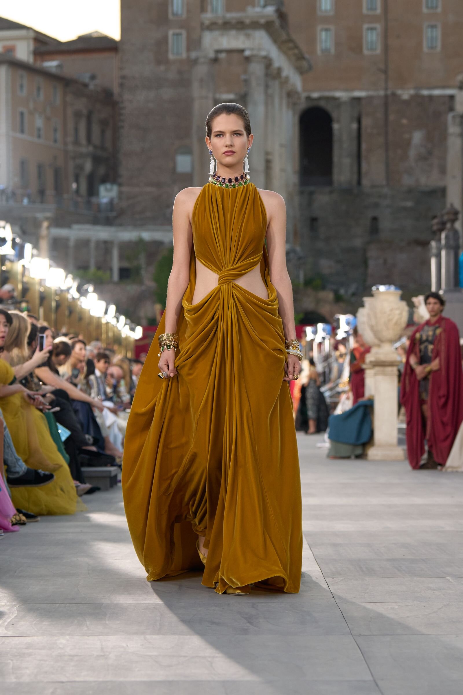 dg_alta_moda_roma_2025_sfilata_am_ph_go_runway_78.jpg