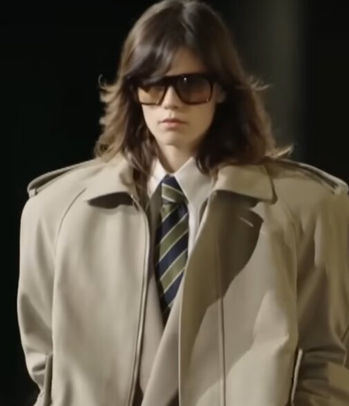 Yves Saint Laurent SS '25 e la mitologia dei pantaloni per le donne Yves Saint Laurent SS '25 e la mitologia dei pantaloni per le donne