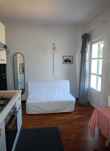 CUCINA con forno, frigo e uscita in terrazza