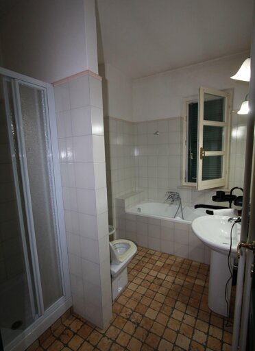 BAGNO con vasca e doccia