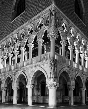 rr_ve_006_6-2024-venezia-gf2.0-ombre-dettagli-statue-bn.jpeg