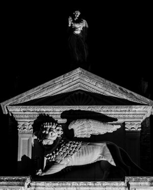 rr_ve_007_7-2024-venezia-gf2.0-ombre-dettagli-statue-bn.jpeg