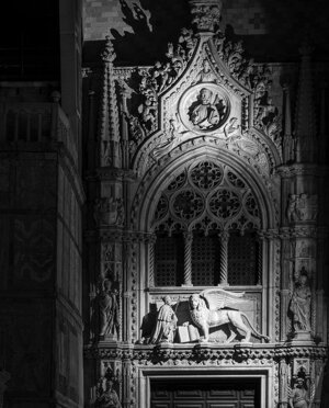 rr_ve_005_5-2024-venezia-gf2.0-geometrie-old-architecture-bn.jpeg