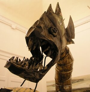 Drago in ferro con materiali di riciclo