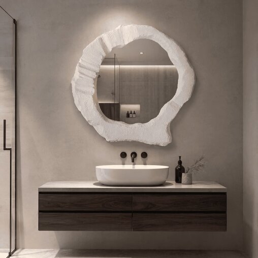 Specchio da bagno artigianale con sagoma organica e finitura materica effetto pietra, pezzo unico fatto a mano. Specchio da bagno artigianale con sagoma organica e finitura materica effetto pietra, pezzo unico fatto a mano.