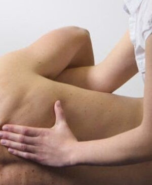 il massaggio thailandese nella schiena, con aggiunta di olio