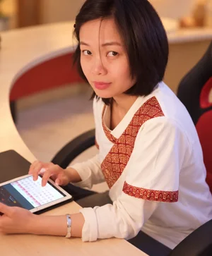 Lek in divisa thailandese con un tablet nello studio di Ravenna