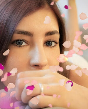 Donna in attesa del massaggio rilassante con olio