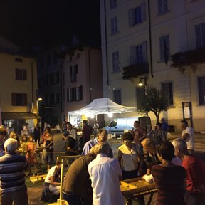 giochi dei nonni Dongo, lago di Como serate estive nel centro storico di Dongo sul lago di Como animato con bancarelle e giochi dei nonni