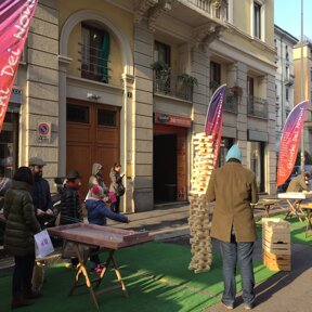 giochi dei nonni a Milano, via Lecco nel cuore del Pride Square di Milano, via Lecco e via Castaldi, alla riscoperta dei giochi dei nonni