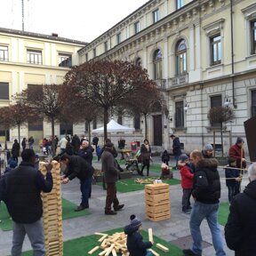 giochi dei nonni a Novara Piazza Matteotti, centro storico di Novara, animato con i giochi dei nonni
