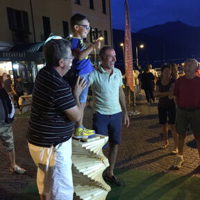 giochi dei nonni Dongo, lago di Como serate estive nel centro storico di Dongo sul lago di Como animato con bancarelle e giochi dei nonni
