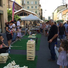 giochi dei nonni a Milano, Alzaia Naviglio Pavese riscoperta dei giochi antichi sulle rive del Naviglio Pavese, in occasione di 