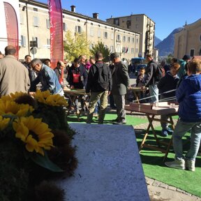 giochi dei nonni a Morbegno (SO) i giochi dei nostri antenati in occasione della storica sagra del Bitto a Morbegno
