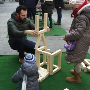 giochi dei nonni a Novara Piazza Matteotti, centro storico di Novara, animato con i giochi dei nonni