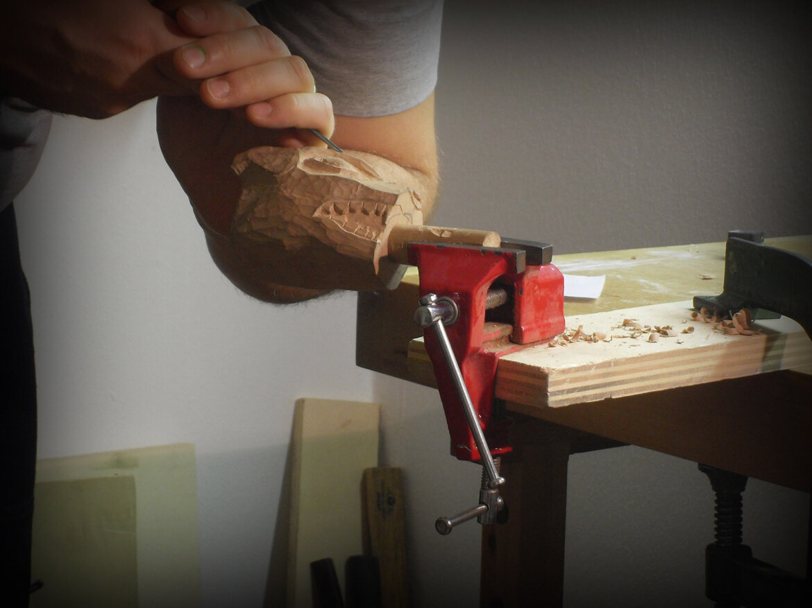 Lavorazioni sui dettagli di un testale