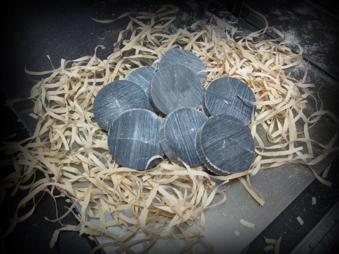 Preparazione degli anelli di decoro in corno