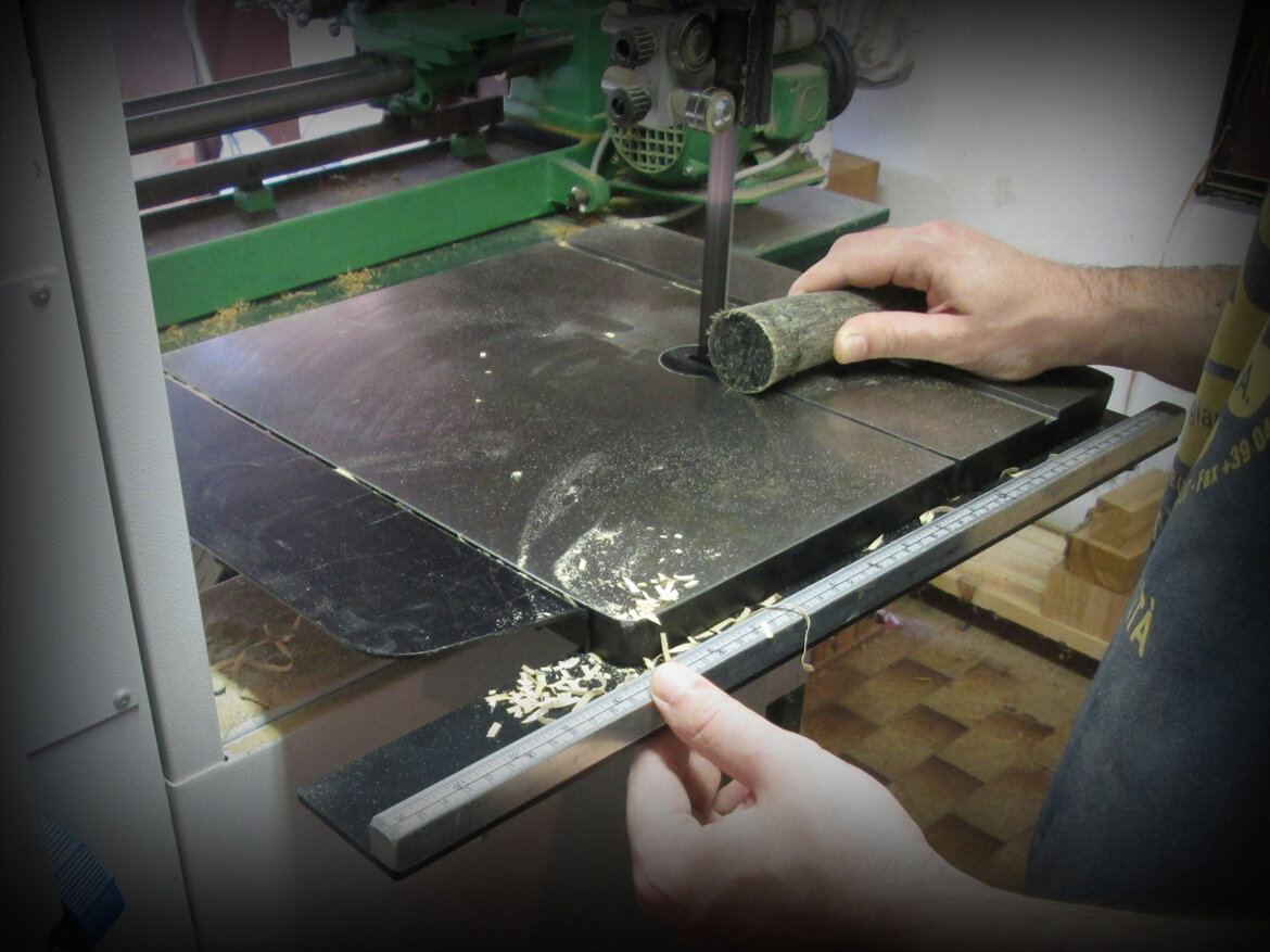 Sawing horn for decorative rings