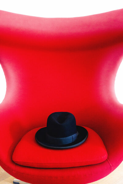 Mein geliebter roter deutscher Sessel, archival pigment print on paper, 60x 90 cm, 2019