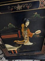 rara-vetrina-orientale-a-pagoda-in-lacca-nera-stile-cineseria-con-decori-in-rilievo-e-illuminazione-integrata