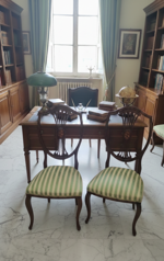 coppia-di-sedie-a-scudo-in-legno-intagliato-e-tessuto-a-righe-stile-classico-rivisitato