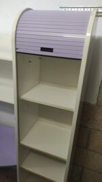 parete-attrezzata-cameretta-scrivania-libreria-e-mobile-serranda-lillapanna