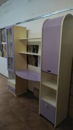 parete-attrezzata-cameretta-scrivania-libreria-e-mobile-serranda-lillapanna