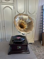 grammofono-his-masters-voice-con-grande-tromba-in-ottone-stile-vintage-a-manovella