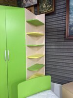 camera-con-armadio-ad-angolo-con-libreria-letto