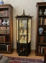 rara-vetrina-orientale-a-pagoda-in-lacca-nera-stile-cineseria-con-decori-in-rilievo-e-illuminazione-integrata