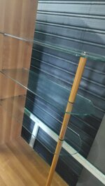 parete-attrezzata-moderna-retro-in-legno-caldo-con-vetrine-curve-e-dettagli-verde-oliva